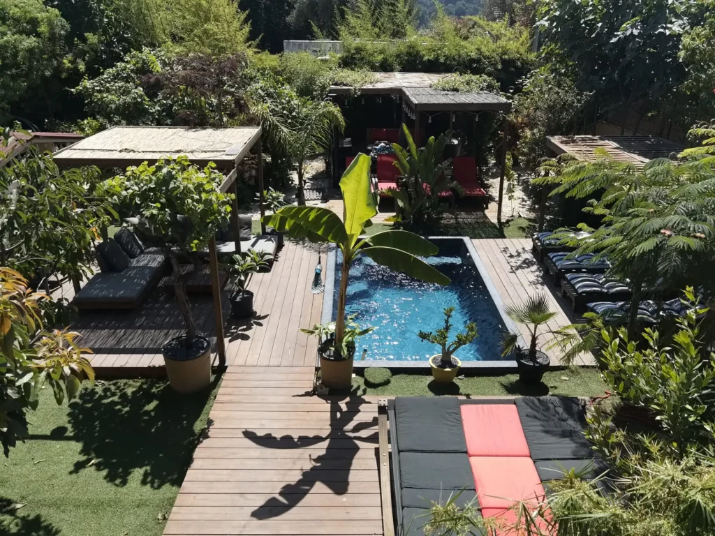 Vue aérienne de la piscine et du jardin de Ô paradisio