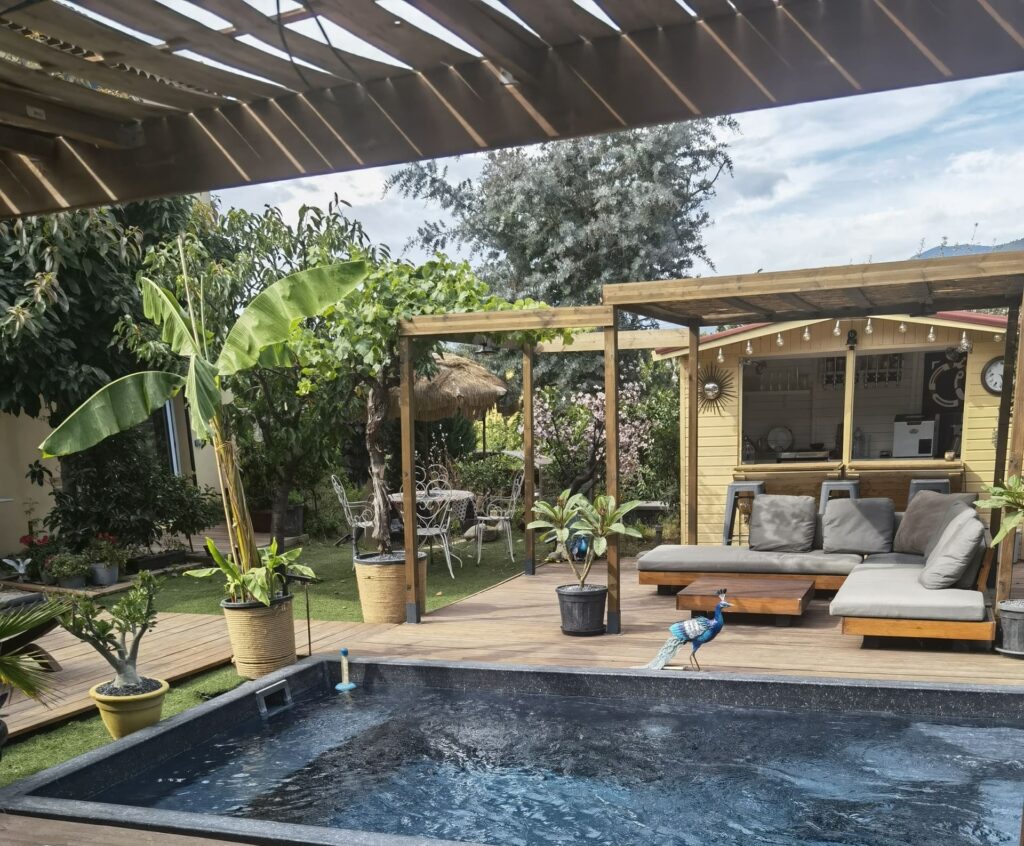 Lieu gay : Photo de la piscine et du bar